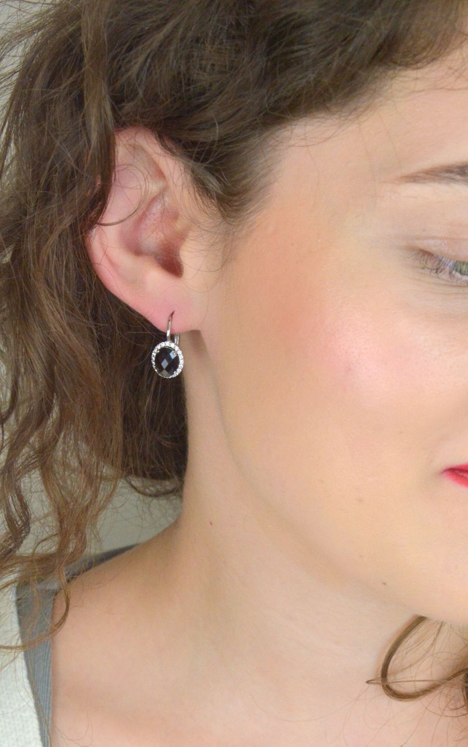 Eleganckie kolczyki damskie wykonane ze srebra próby 925, ozdobione naturalnym granatem w kształcie owalu. Zapięcie na bigiel angielski. Waga 3,50 g, długość 2,0 cm, szerokość 1,0 cm. Model K 03.jpg